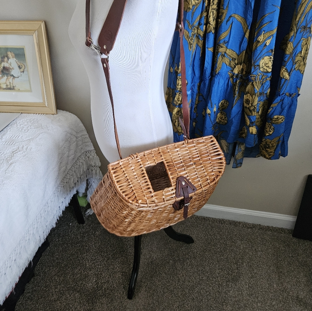 Cabelas Classic Split Creel Leather Closure and Adjustable Leather Shouler Strap - Picture 11 of 15